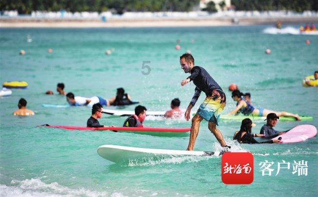 海口年货销售逐步走俏 市民纷纷选购尽显“迎春热”
